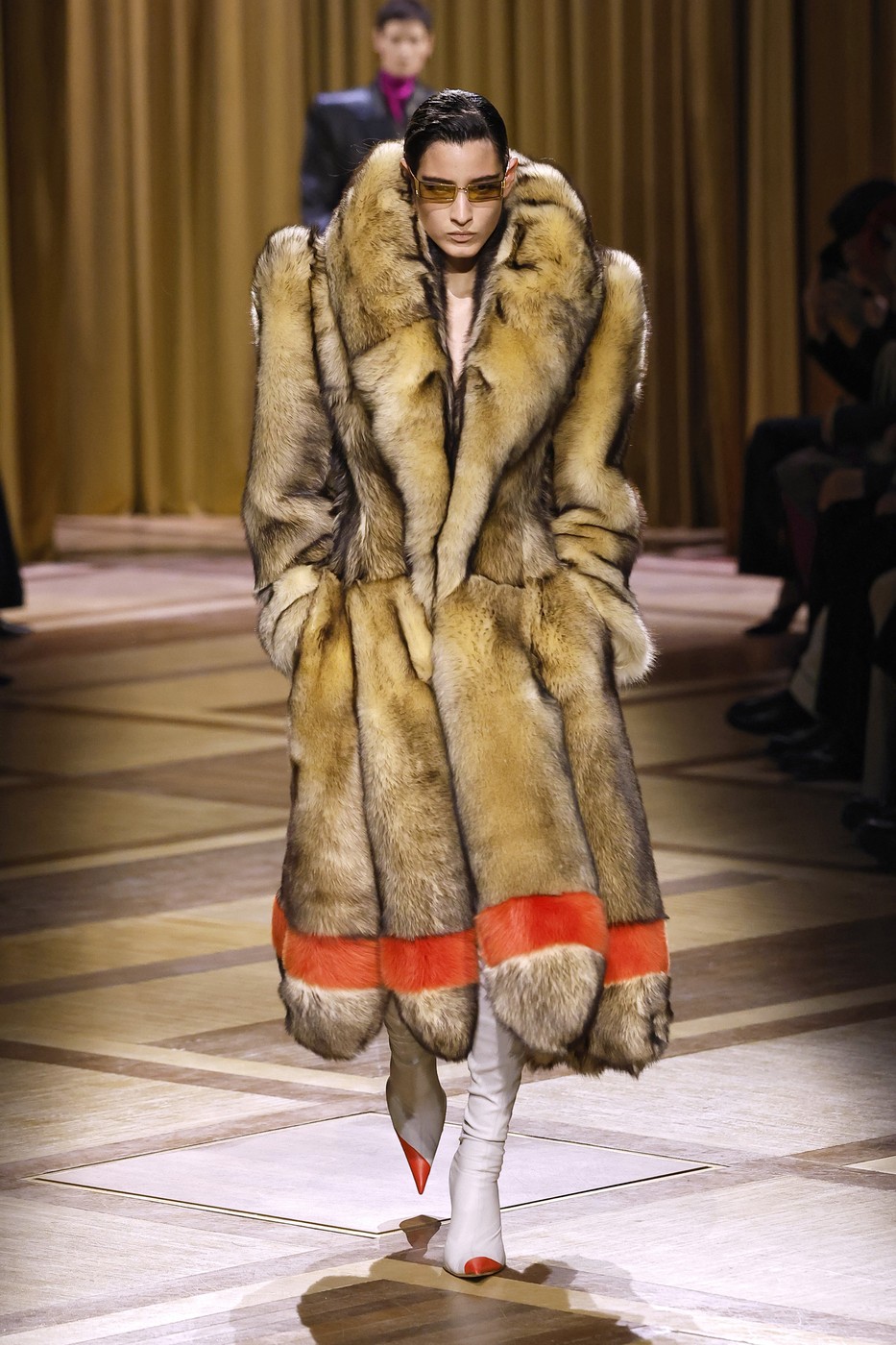 Mugler 2026-2027 őszi-téli kollekció egyik modellje a kifutón