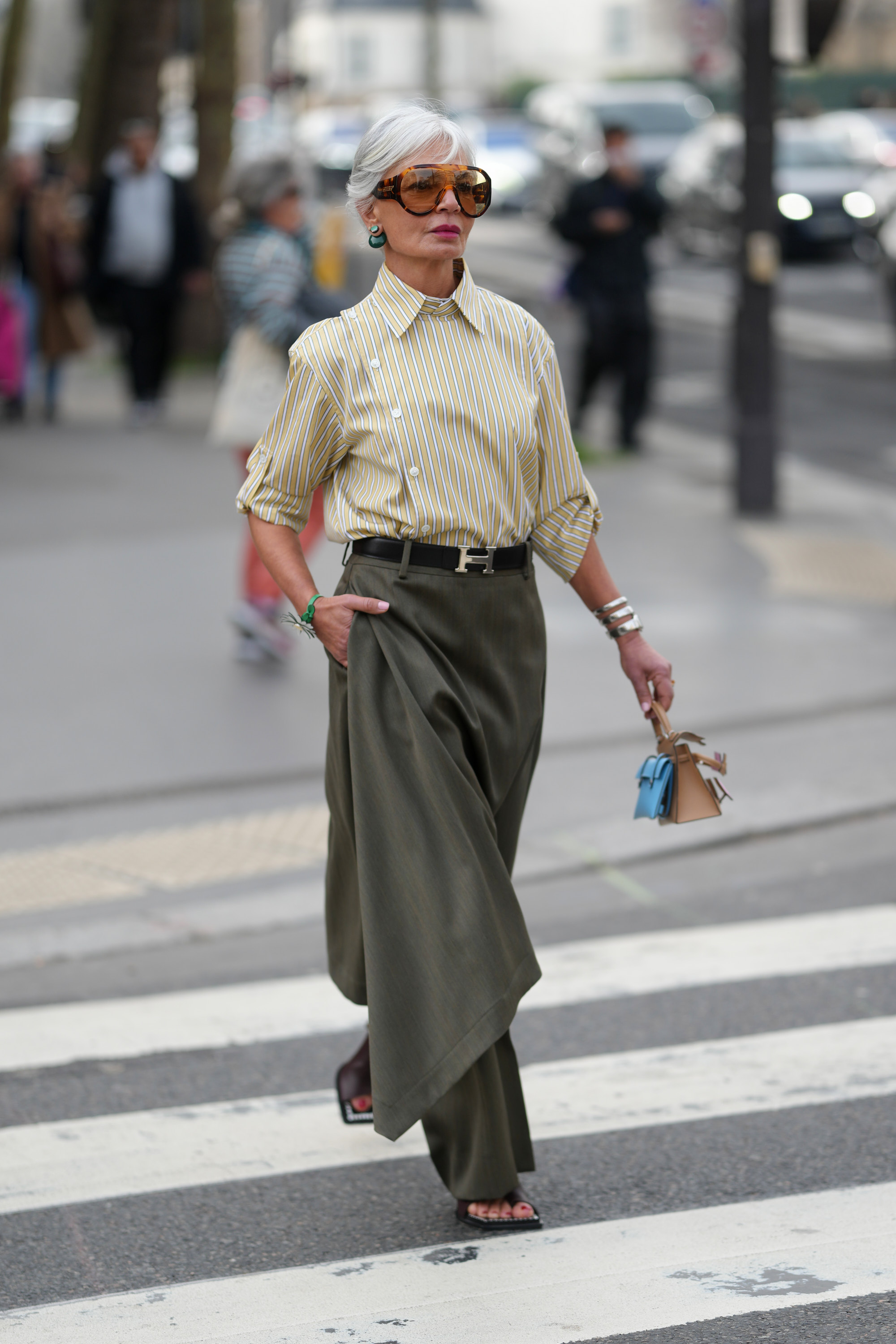 Trendi tavaszi szettet viselő, ősz hajú nő az utcán