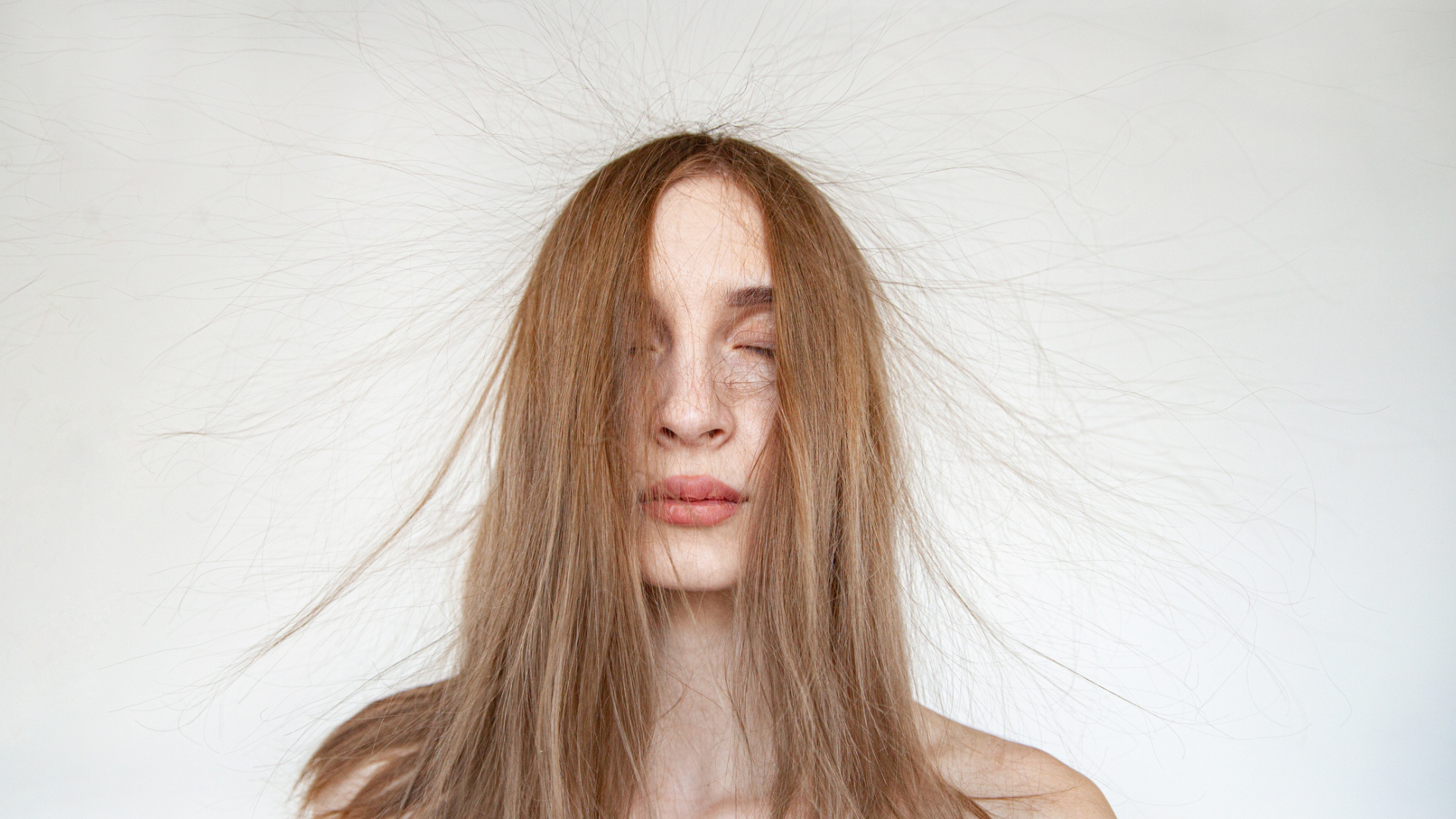 Szinte mindenkinél előfordulhat ez a tünet, de kevesen tudják, mit jelez a haj elvékonyodása