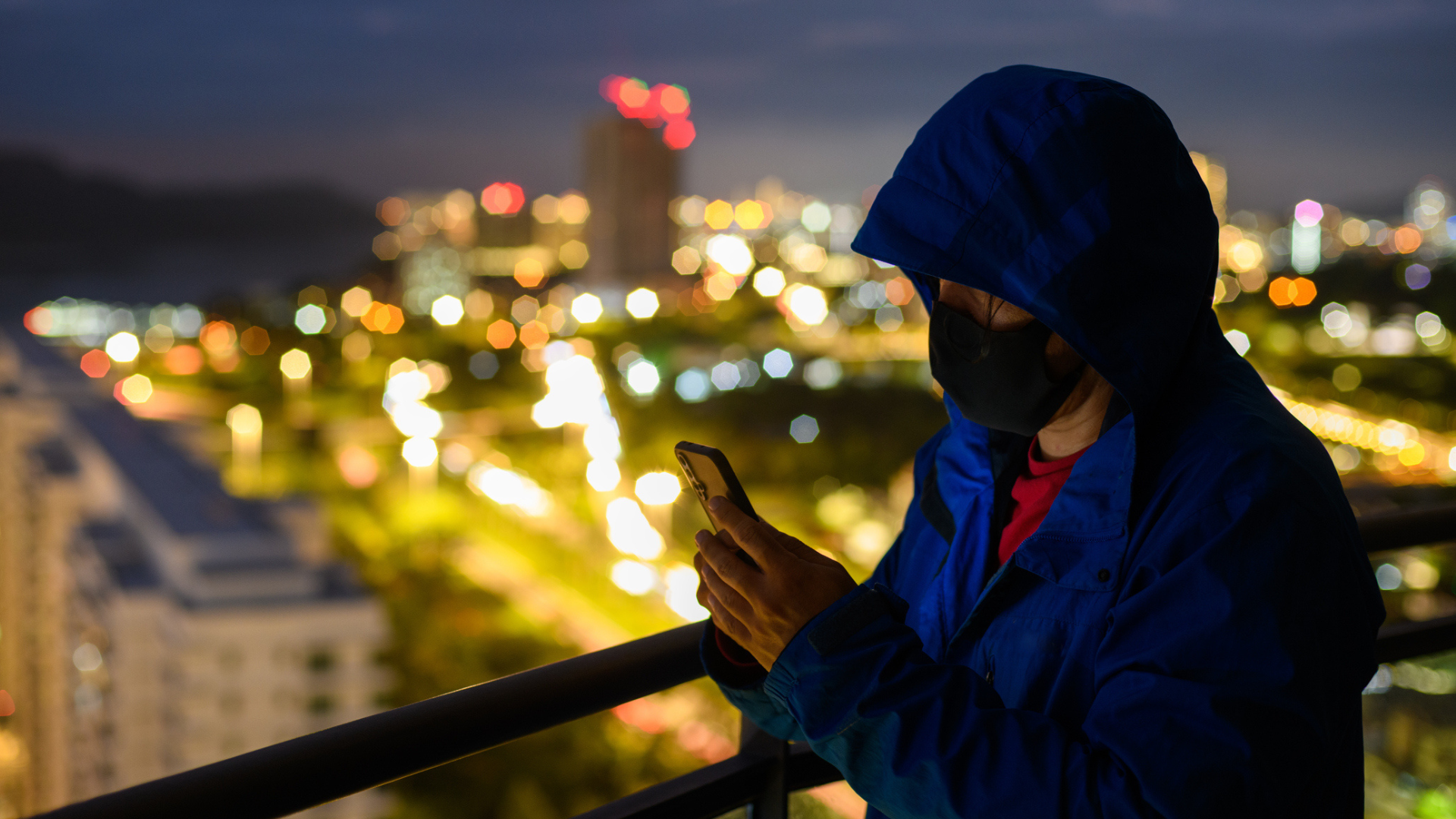 Egy férfi tart a kezében egy telefont délkelet-ázsiában.