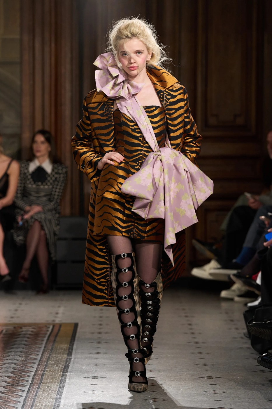 Nina Ricci 2026-2027 őszi-téli kollekció egyik modellje a kifutón