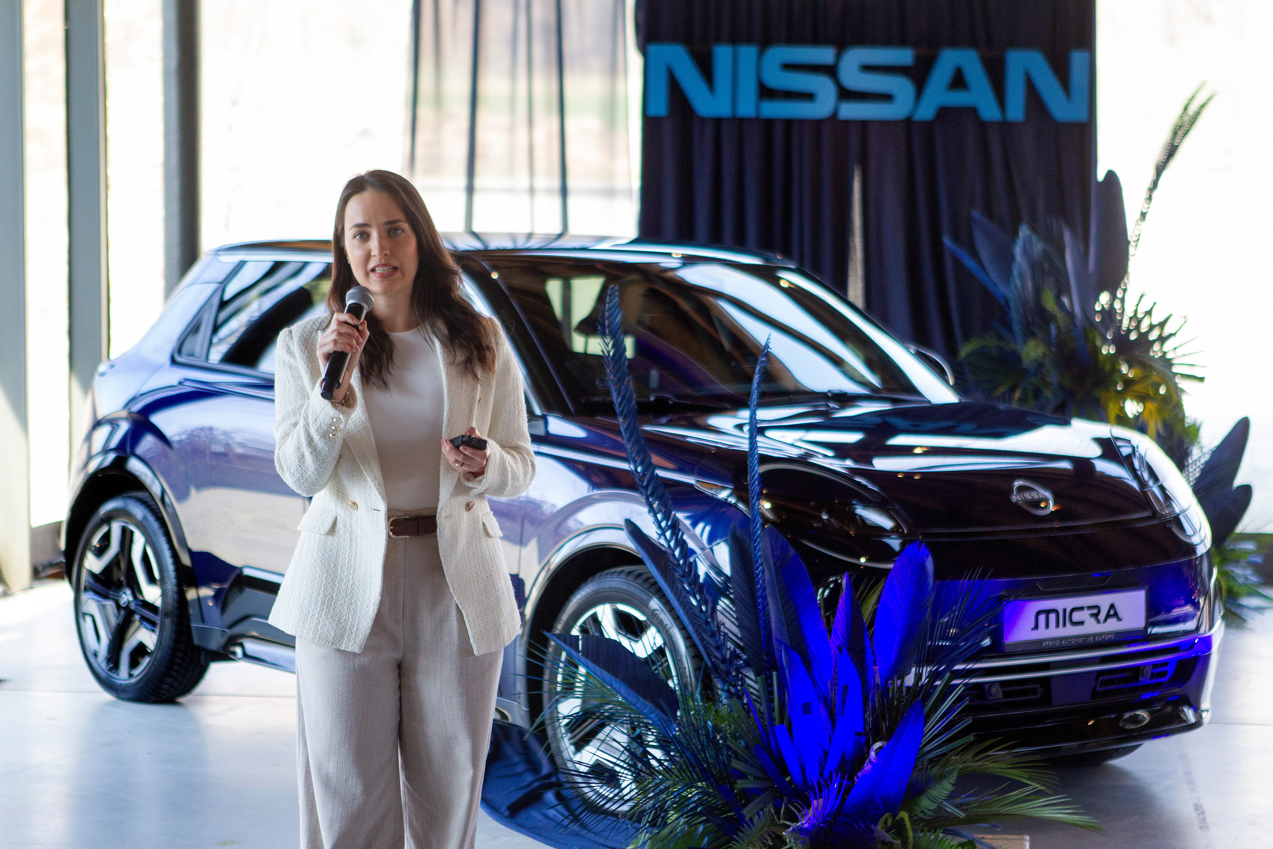 Bánhegyi Nóra és a tengerészkék Nissan Micra. Fotó: Leéb Ádám