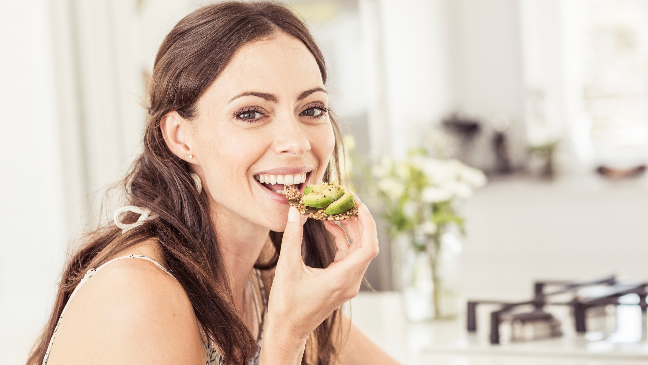 Nő avokádós kenyeret eszik