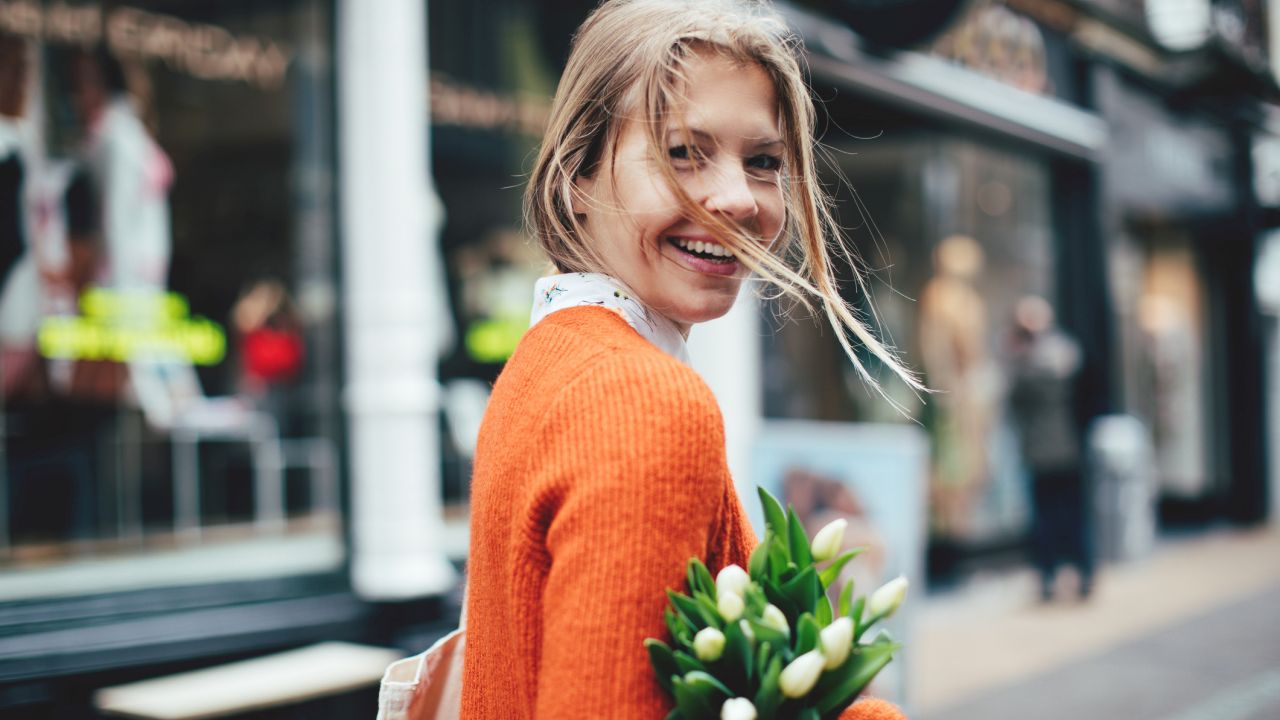 Nő egy csokor tulipánnal