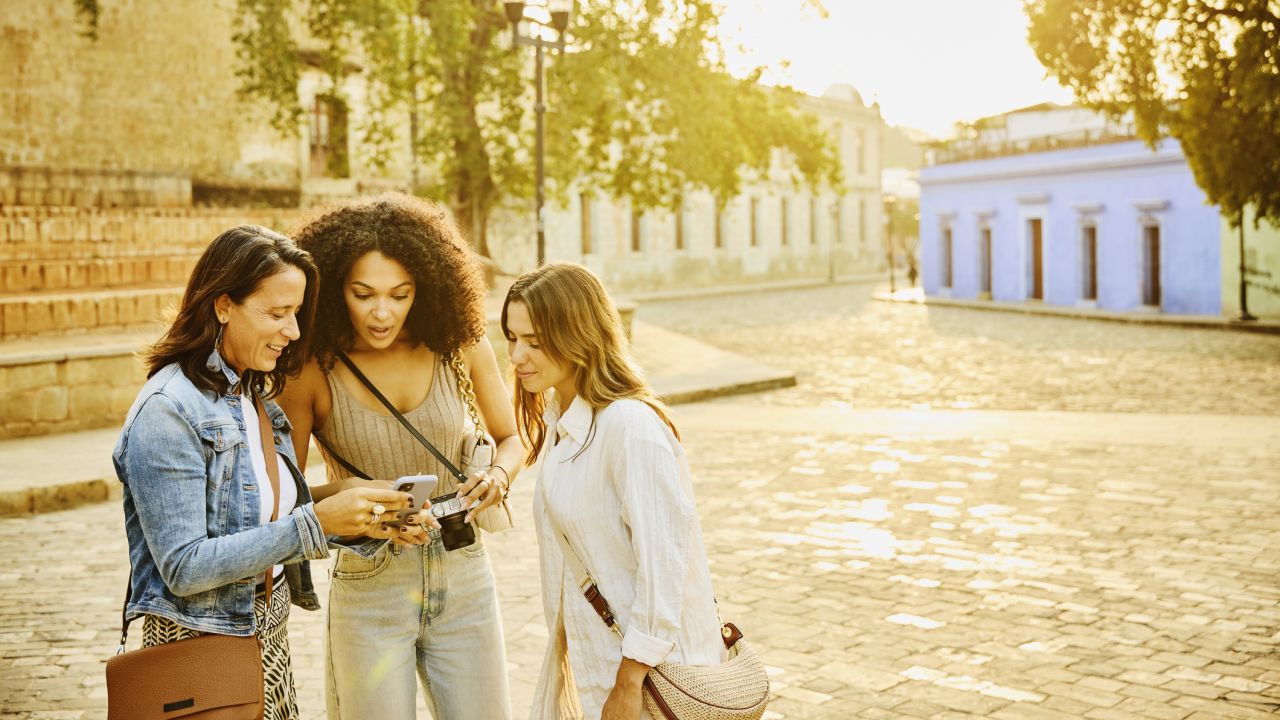 A pszichológia szerint ezt árulja el rólad, ha keresztpántos táskát hordasz – többet, mint hinnéd