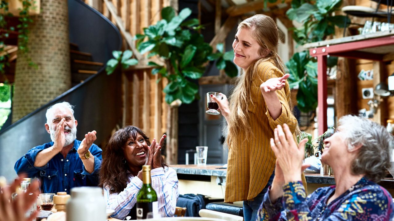 A pszichológia szerint ez jellemző azokra a nőkre, akik kényelmetlenül érzik magukat, ha dicséretet kapnak