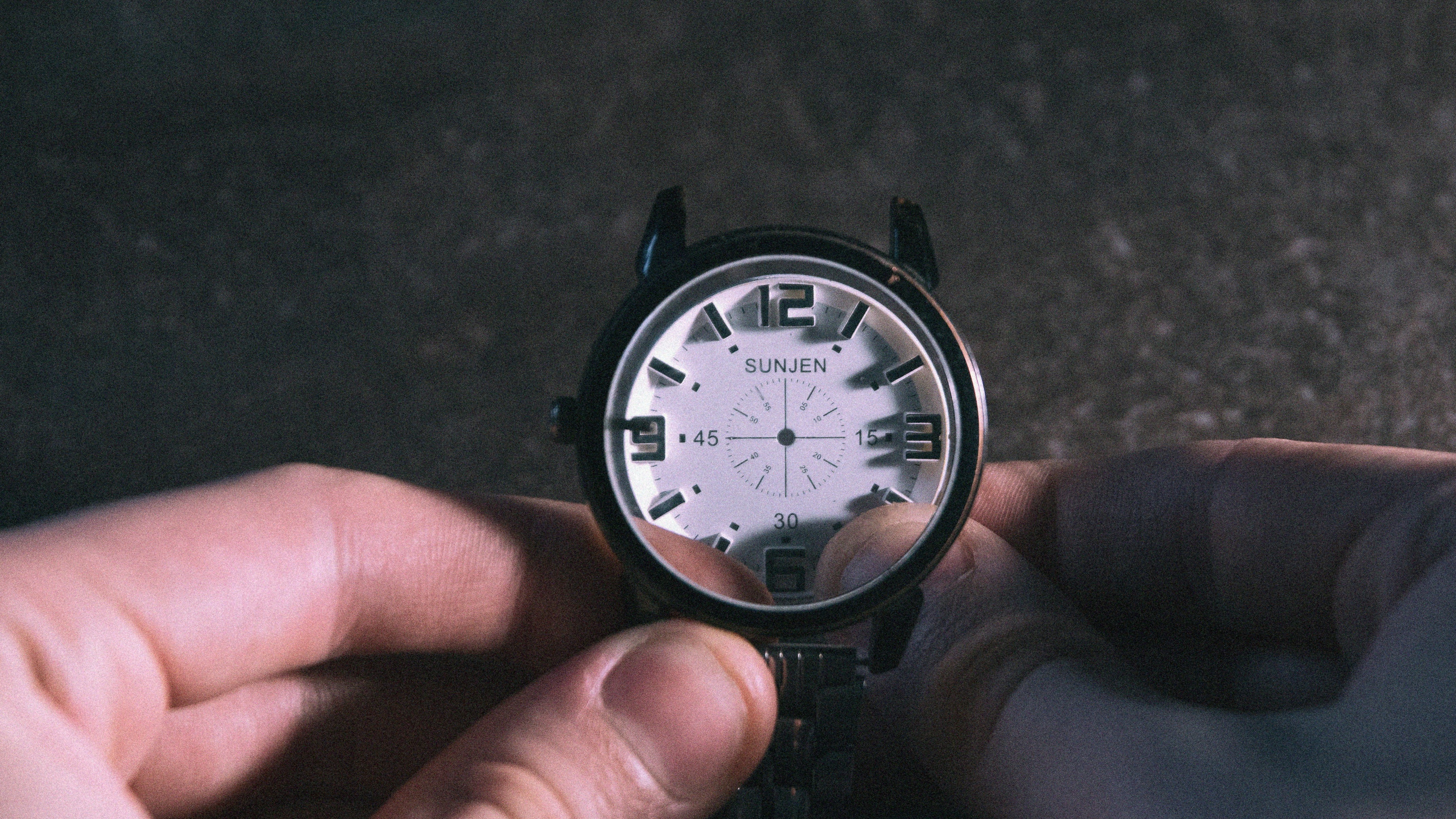 egy karórát állít egy férfi