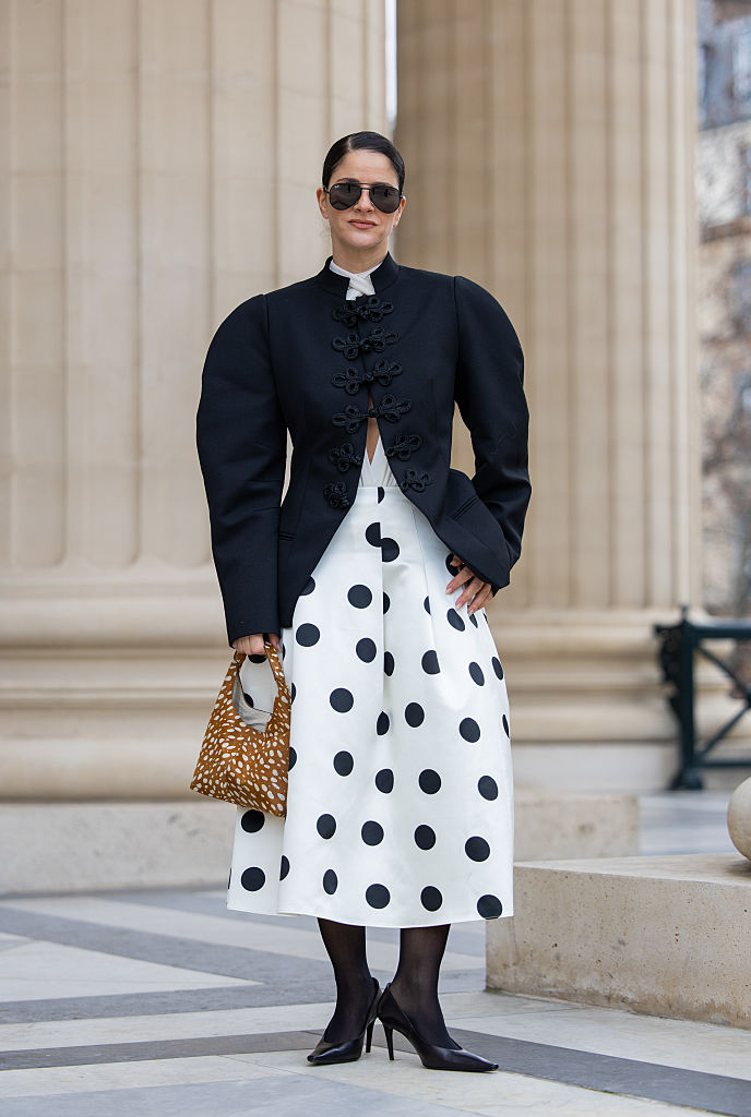 Őzmintát viselő nő az utcán