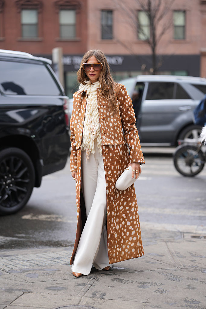 Őzmintát viselő nő az utcán