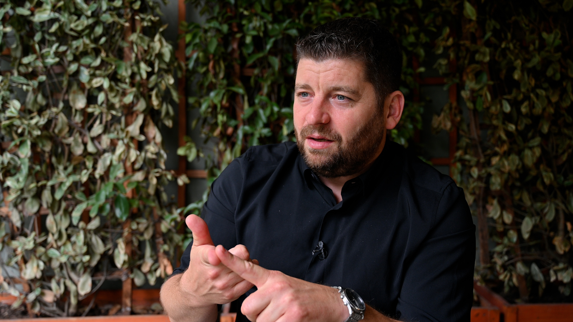 Inges férfi magyaráz