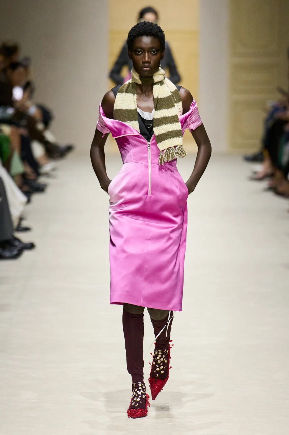 Prada 2026-2027-es őszi-téli kollekció egyik modellje