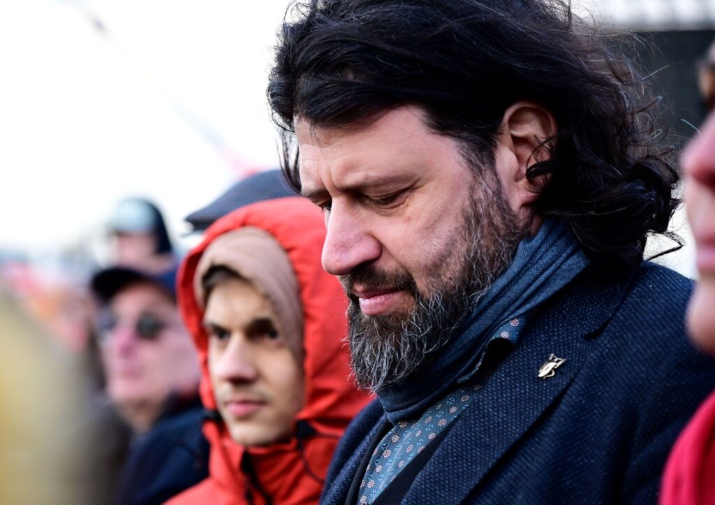 „A kocsmapult alumínium borításán széjjelkent hányásig züllesztette le a politikai beszédet a rezsim” – interjú Puzsér Róberttel