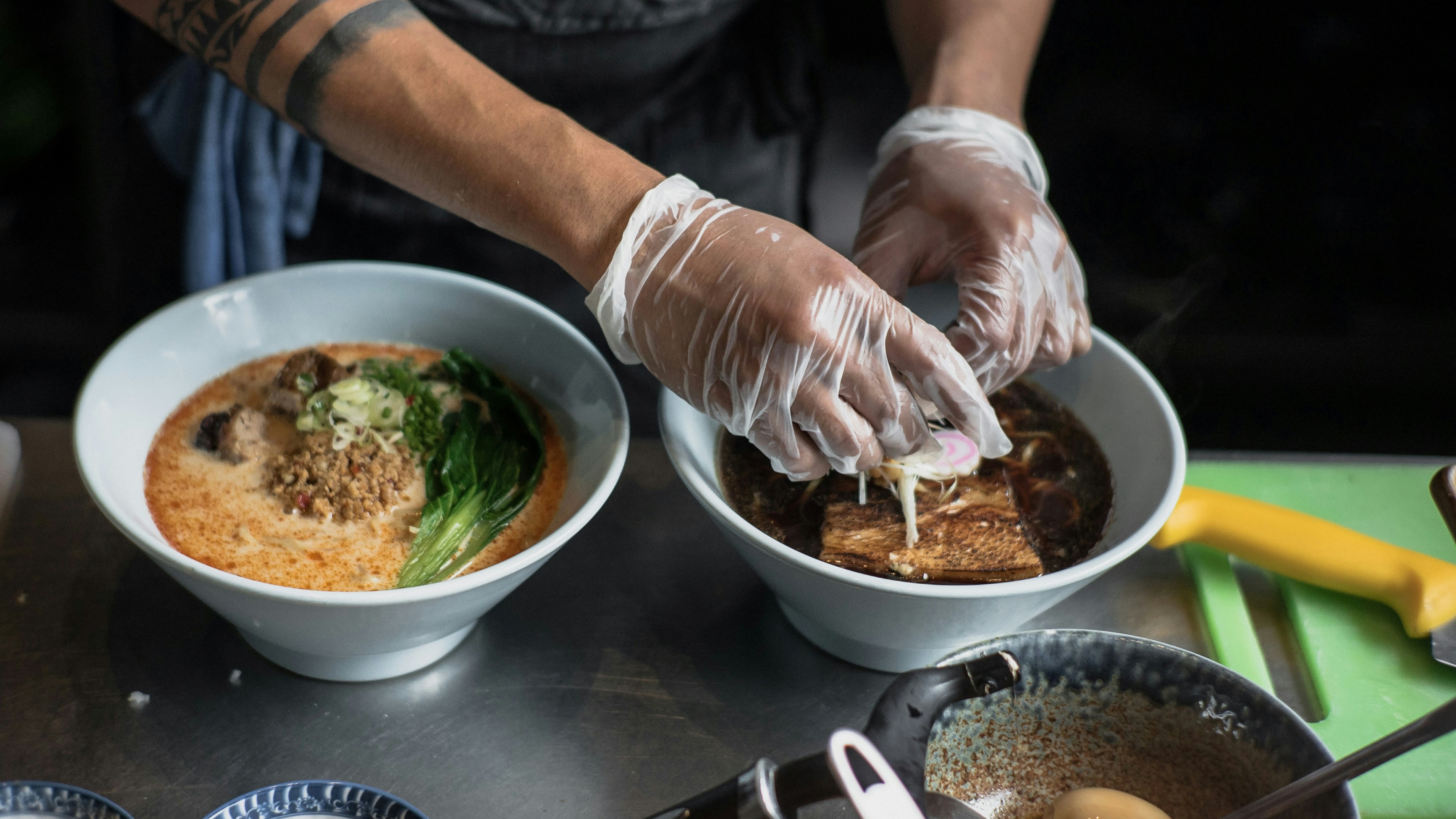 Rament készít egy kéz