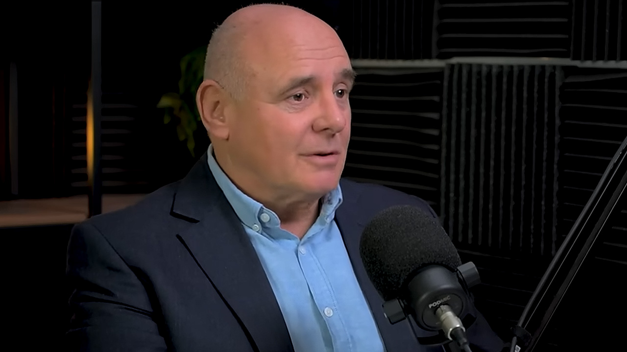 Rónai Egon - forrás: YouTube / Hallgatlak – videó