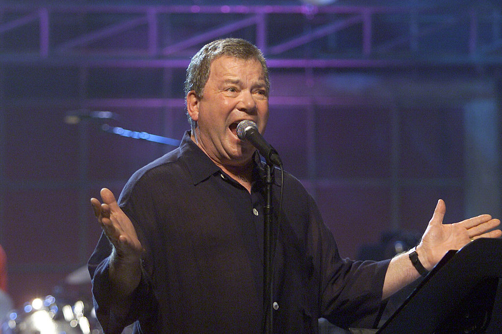 William Shatner a Tonight Show-ban énekel, 2004 októberében.