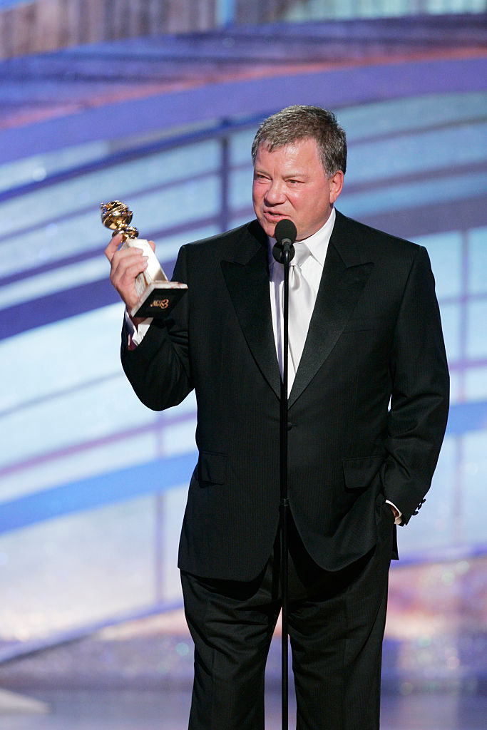 William Shatner a Jogi esetek című sorozatért elnyert díjjal, a 2005-ös Golden Globe-gálán.