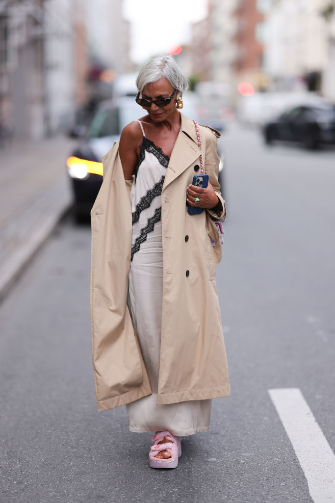 Trendi tavaszi szettet viselő, ősz hajú nő az utcán