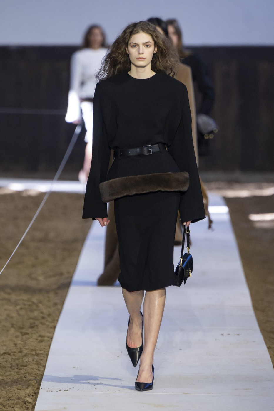 Stella McCartney 2026-2027 őszi-téli kollekció egyik modellje a kifutón