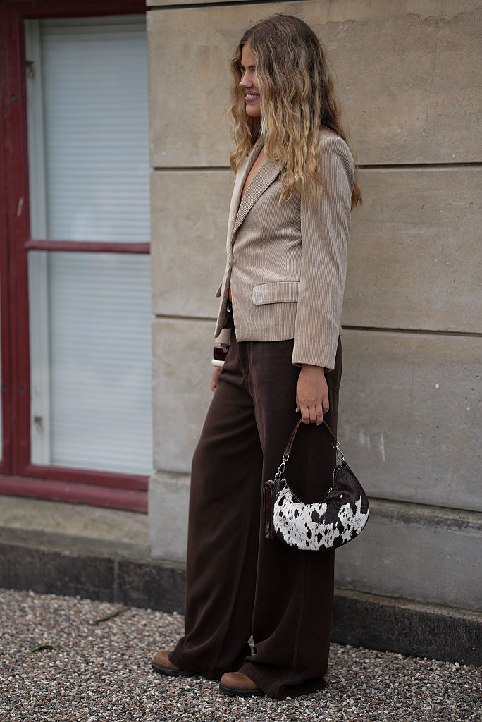 Tehénmintát viselő nő az utcán