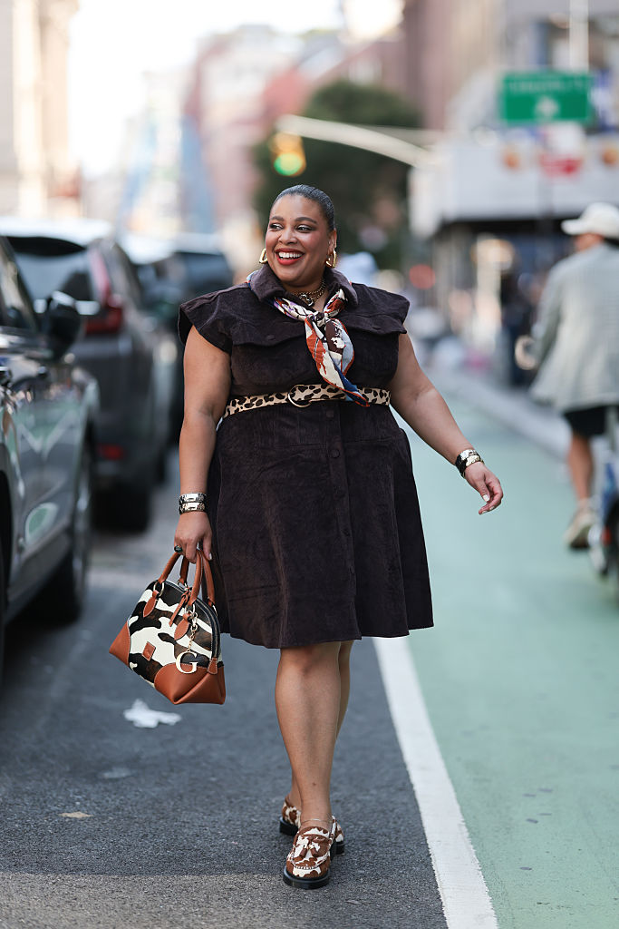 Tehénmintát viselő nő az utcán