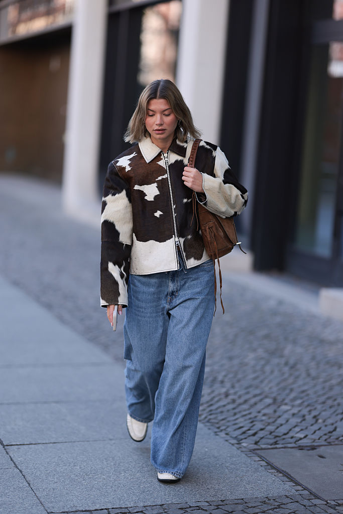 Tehénmintát viselő nő az utcán