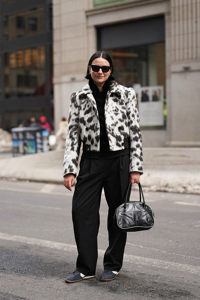 Tehénmintát viselő nő az utcán