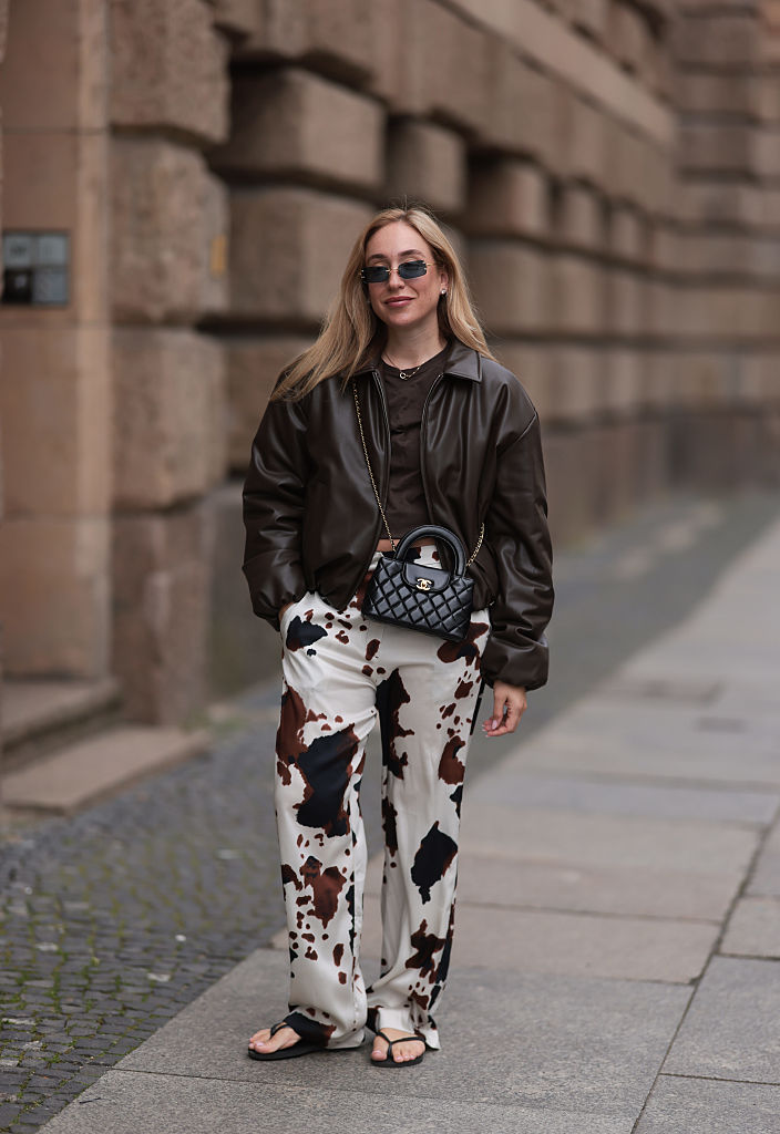 Tehénmintát viselő nő az utcán