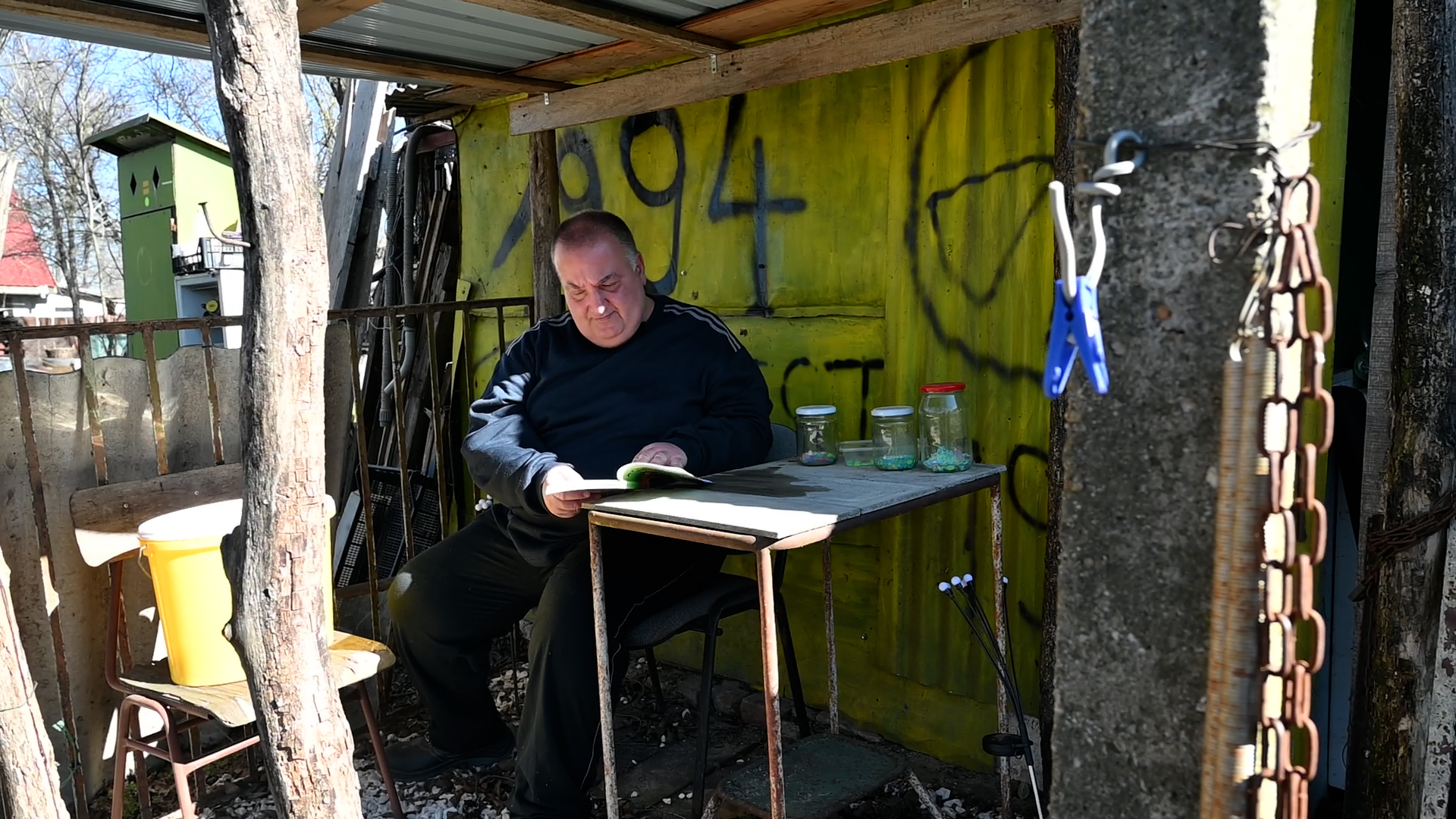 Férfi egy kertben könyvet olvas