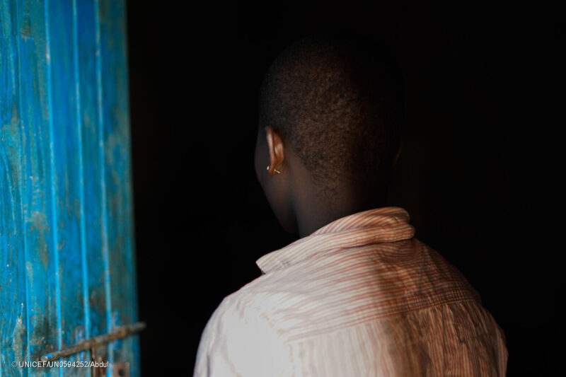 Jane, 15 éves diáklány otthonában az ugandai Iganga körzetben. A lány az UNICEF által támogatott „Go Back to School” program segítségével tért vissza az iskolába súlyos erőszakot követően, és ma már az intézmény Girls Education Club csoportját vezeti, amely a lányok oktatásának és biztonságának támogatását szolgálja. Fotó: UNICEF