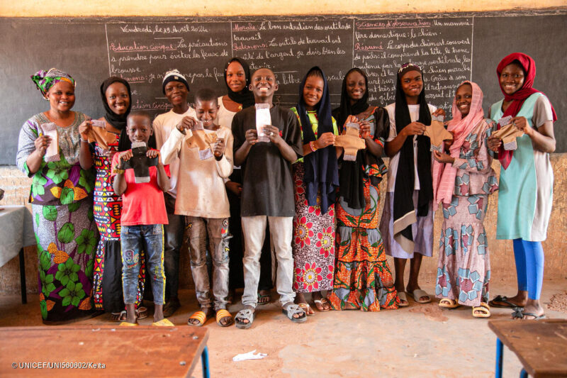 Diákok tanulják újrahasználható menstruációs betétek készítését egy UNICEF és a Right to Play által szervezett oktatási program keretében. A képzés célja, hogy a lányok gyakorlati tudást szerezzenek a menstruációs higiénéről, és könnyebben hozzáférjenek az alapvető higiéniai eszközökhöz az iskolában is. Fotó: UNICEF