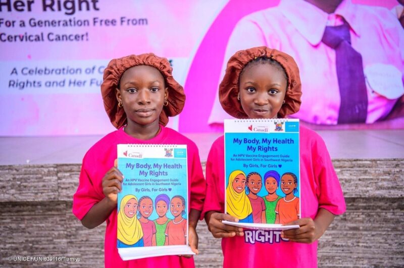 Lagosban, a New Estate Baptist School diákjai egy UNICEF által szervezett egészségügyi edukációs rendezvényen vesznek részt, amely a HPV elleni védőoltás fontosságára és a menstruációs higiénére hívta fel a figyelmet. A program célja, hogy hiteles információkkal és gyakorlati tudással segítse a lányokat saját egészségük védelmében, valamint lebontsa a menstruációval kapcsolatos tabukat. Fotó: Ibrahim Tiamiyu / UNICEF