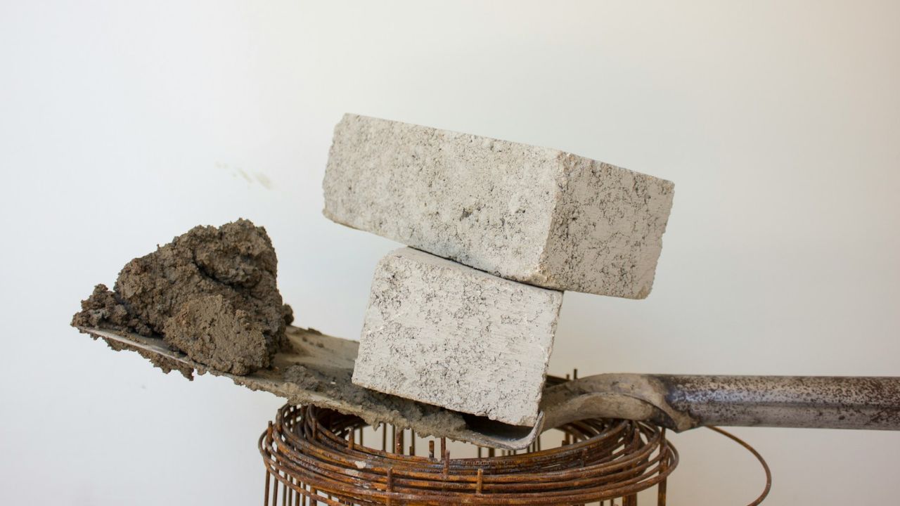 cement lapáttal, fotó: Unsplash