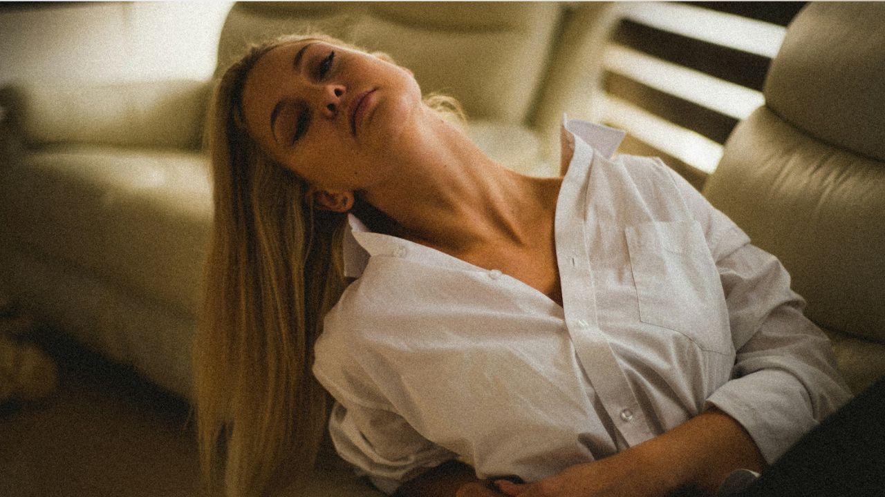 fáradt nő elfordul, kép: unsplash