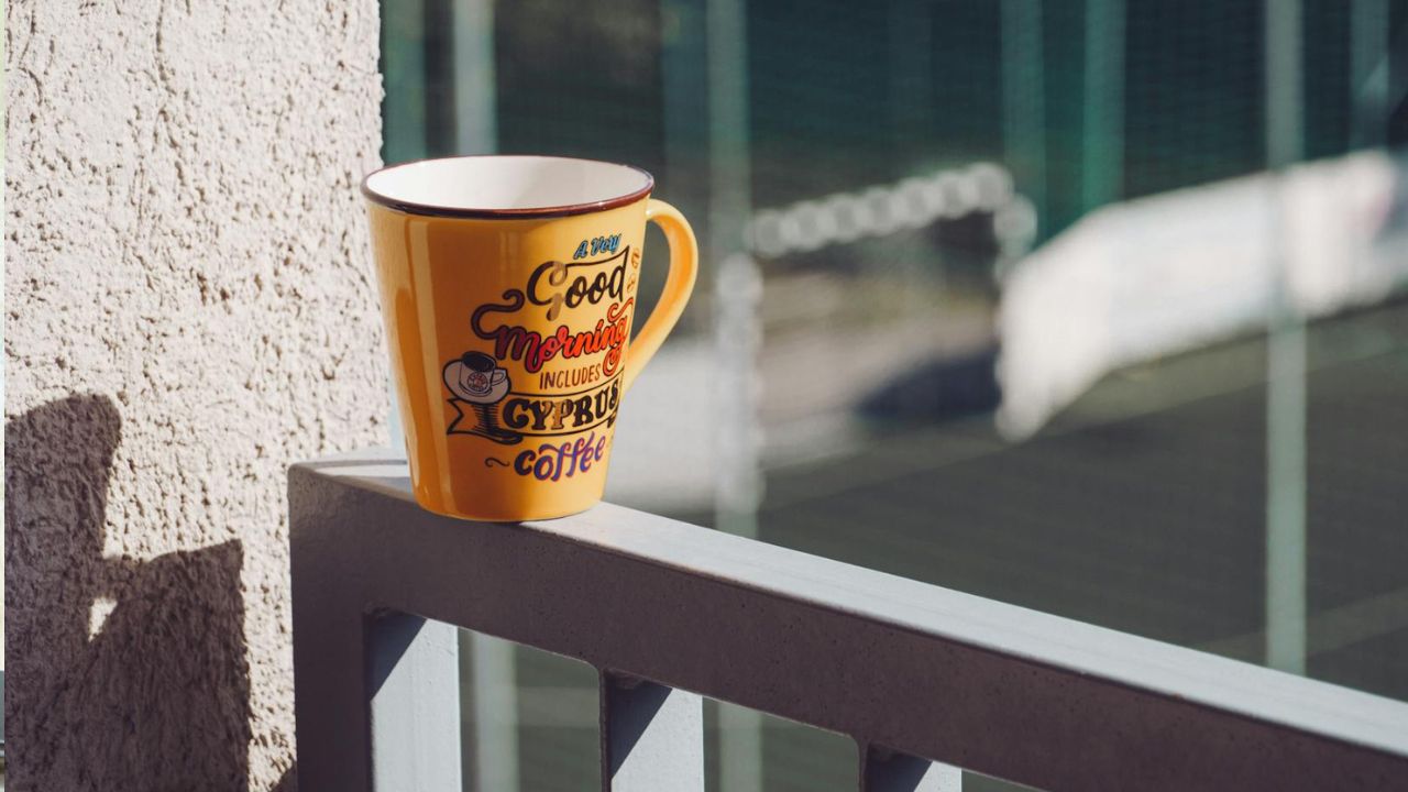 reggeli fények és bögre, fotó: pexels