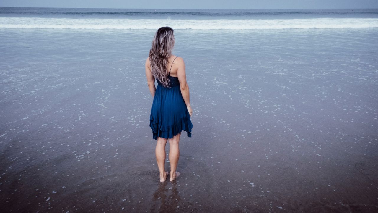 vízparton gondolkodó nő, fotó: Unsplash