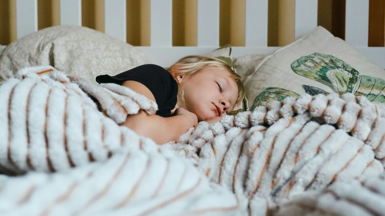 alvó gyerek, fotó: Unsplash