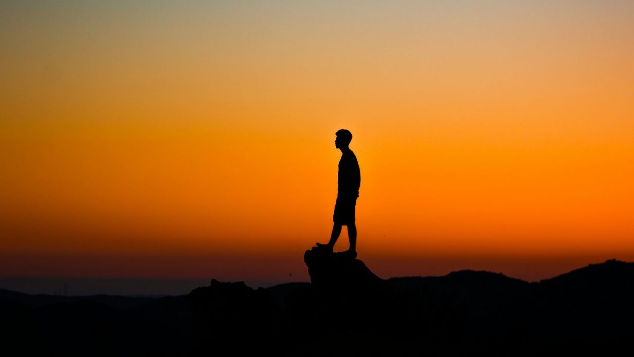 egyedül naplementében, fotó: Unsplash