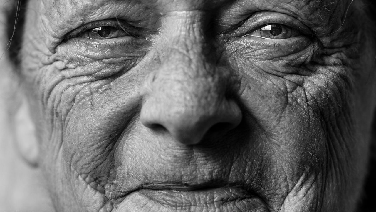 idős női arc, fotó: Unsplash