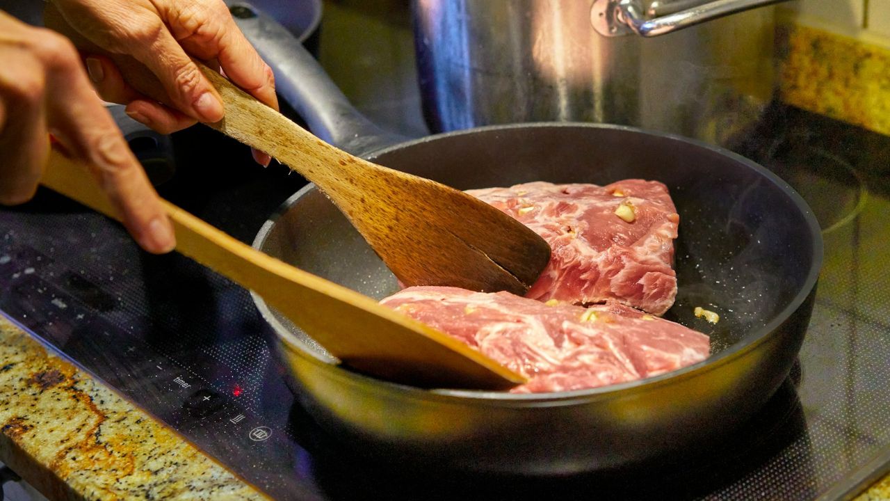 hús a serpenyőben, fotó: Unsplash