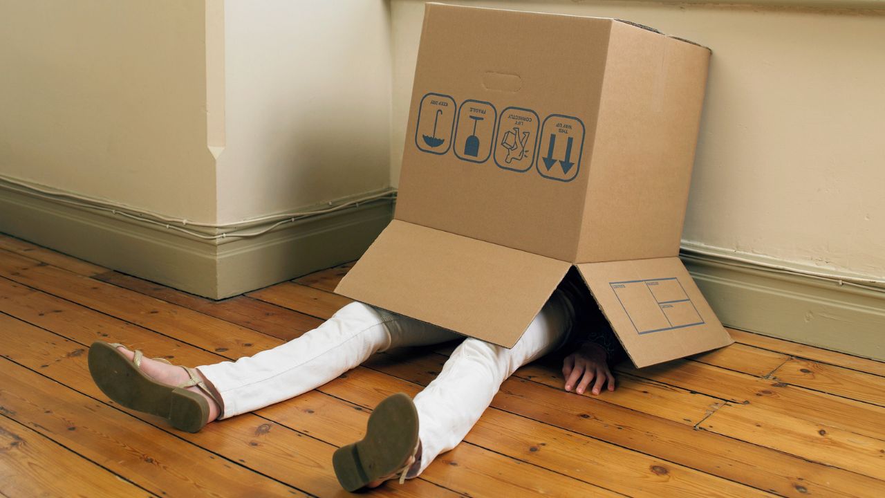 dobozba bújó ember, fotó: Getty Images