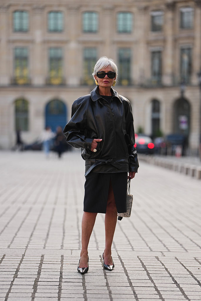 Trendi tavaszi szettet viselő, ősz hajú nő az utcán