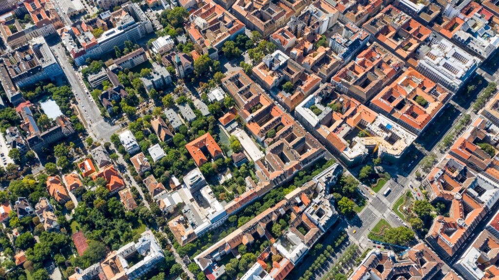 Kvíz: Tippeld meg, hányan élnek ezekben a magyar városokban!