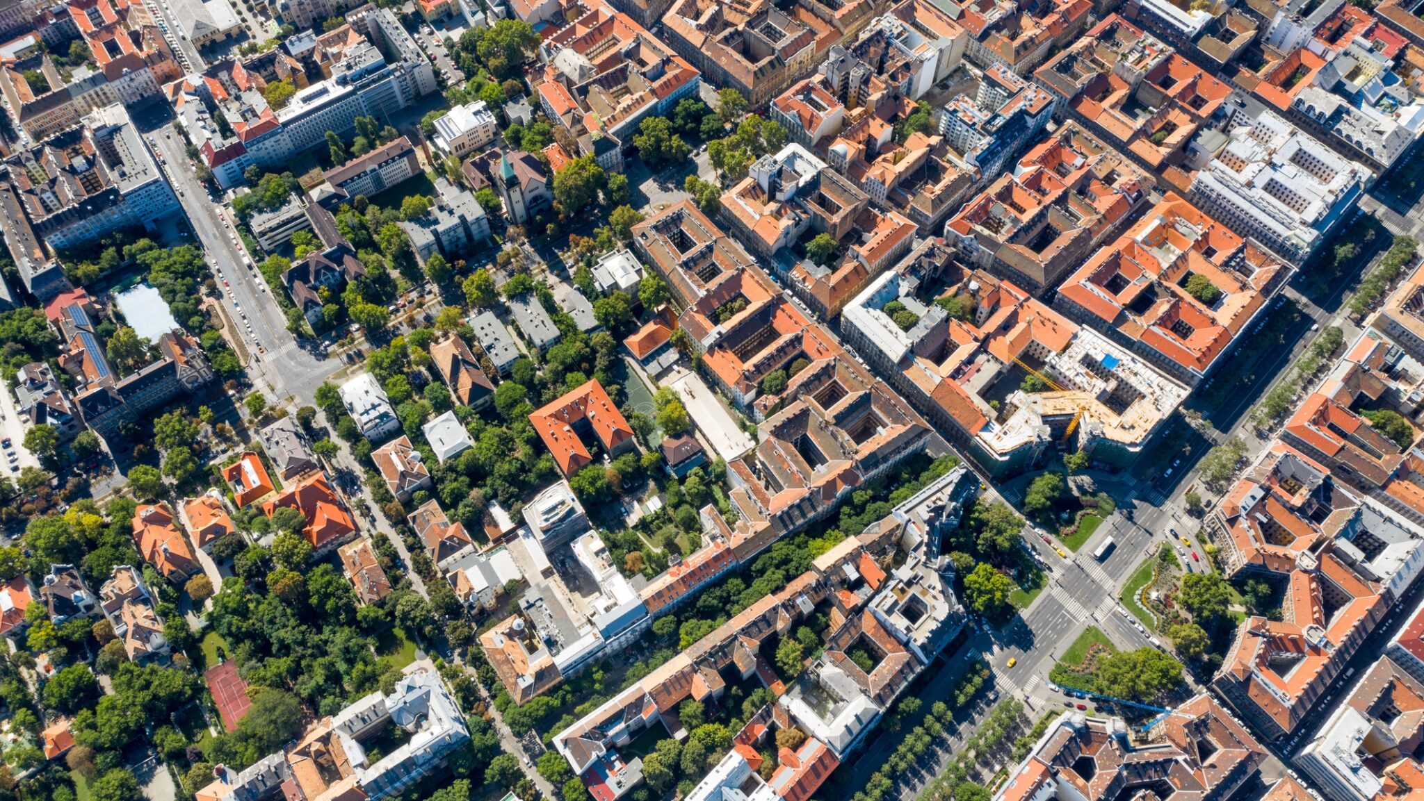 Kvíz: Tippeld meg, hányan élnek ezekben a magyar városokban!