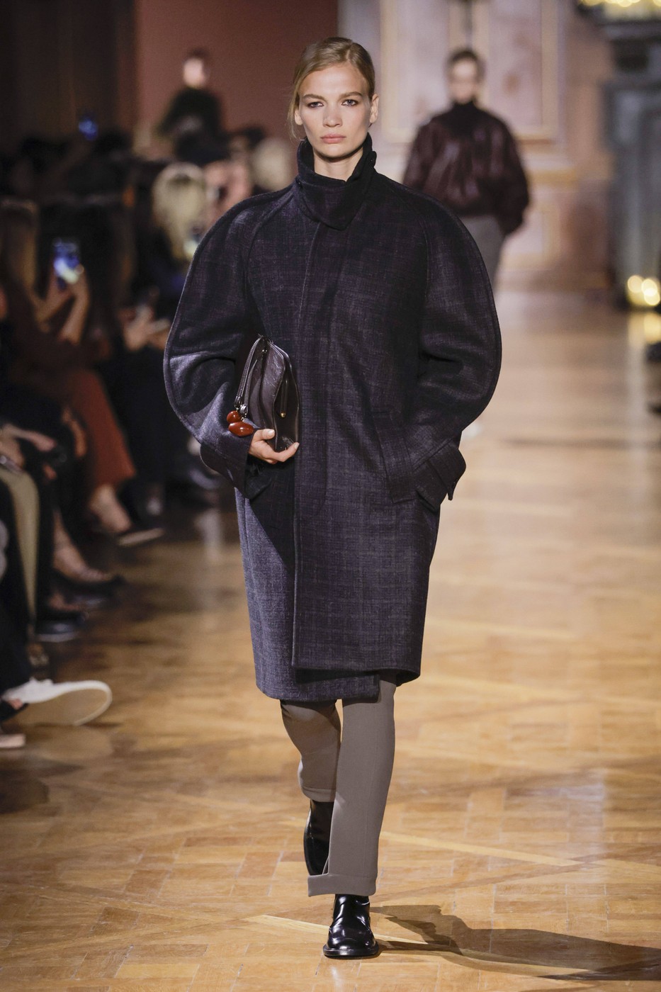Victoria Beckham 2026-2027 őszi-téli kollekció egyik modellje a kifutón