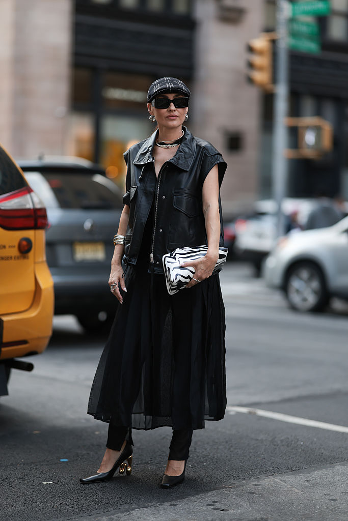 Zebramintát viselő nő az utcán