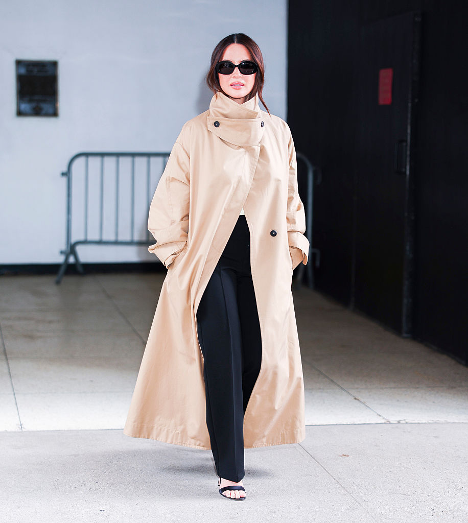 Nő trench coat kabátban