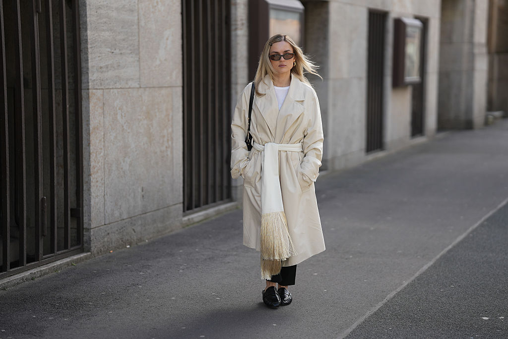 Nő trench coat kabátban