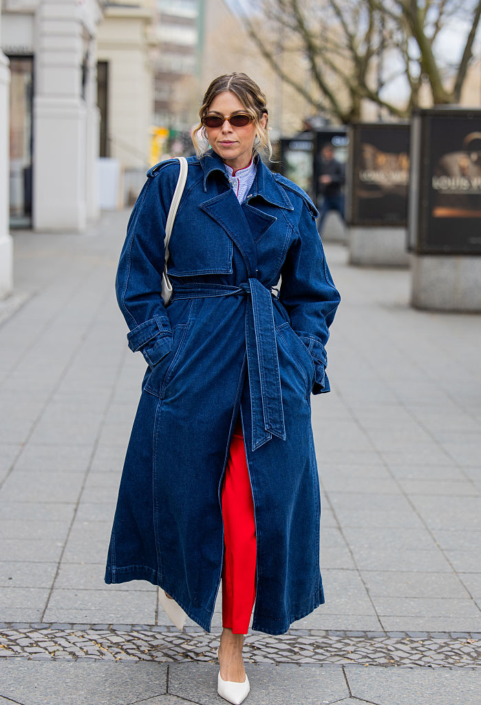 Nő trench coat kabátban