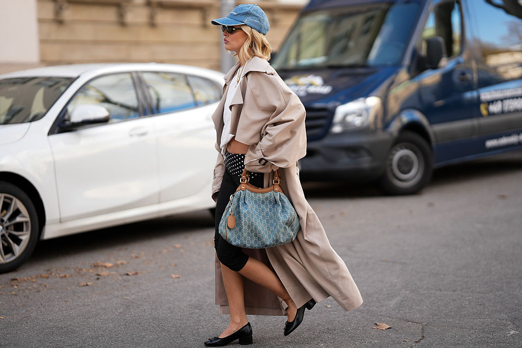 Nő trench coat kabátban