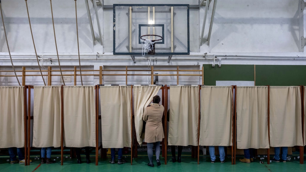 Szavazófülkék egy tornateremben